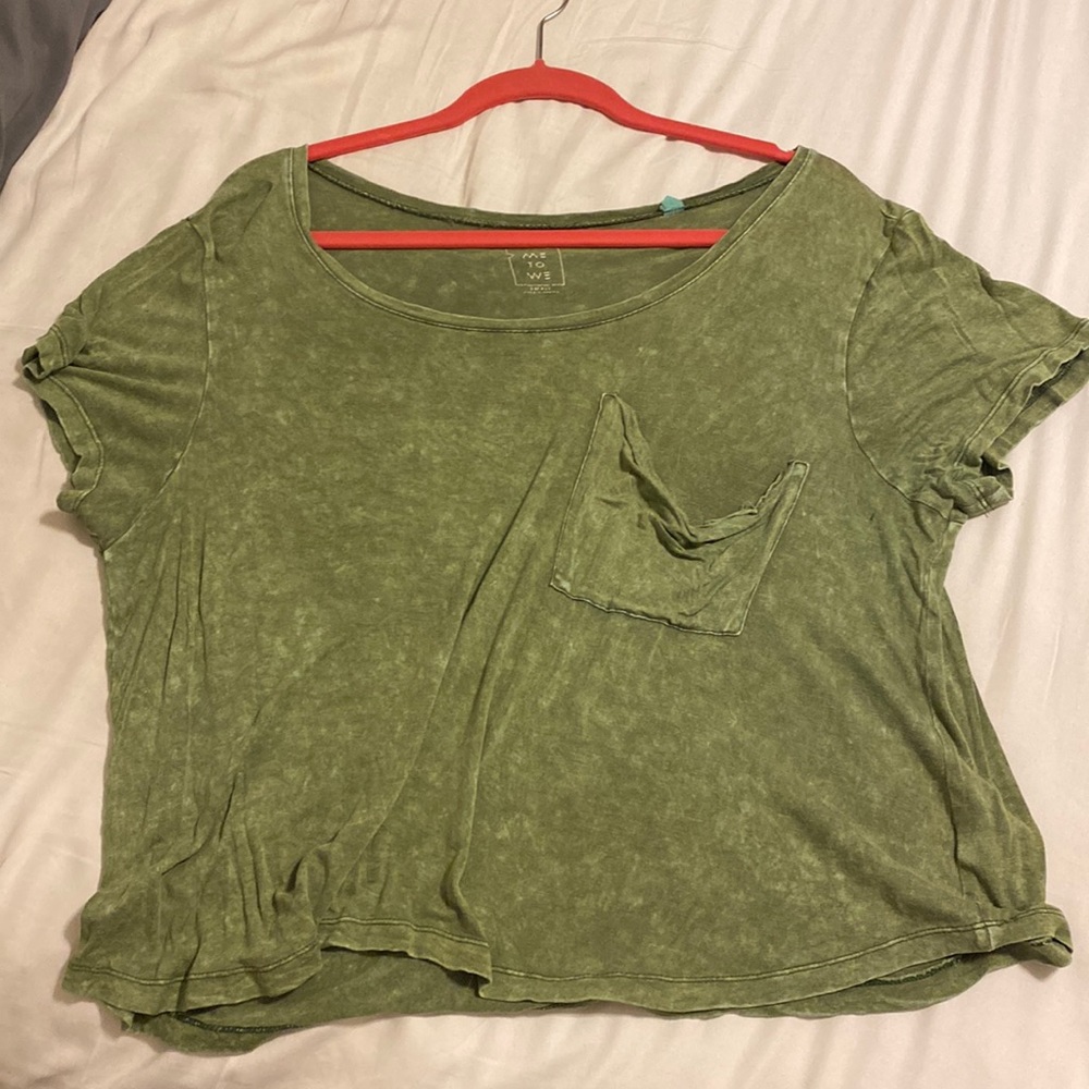 Loose green T-shirt